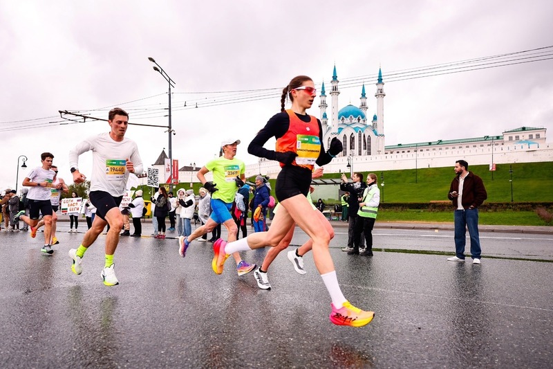 Казанский марафон выиграли россиянин и кенийка 