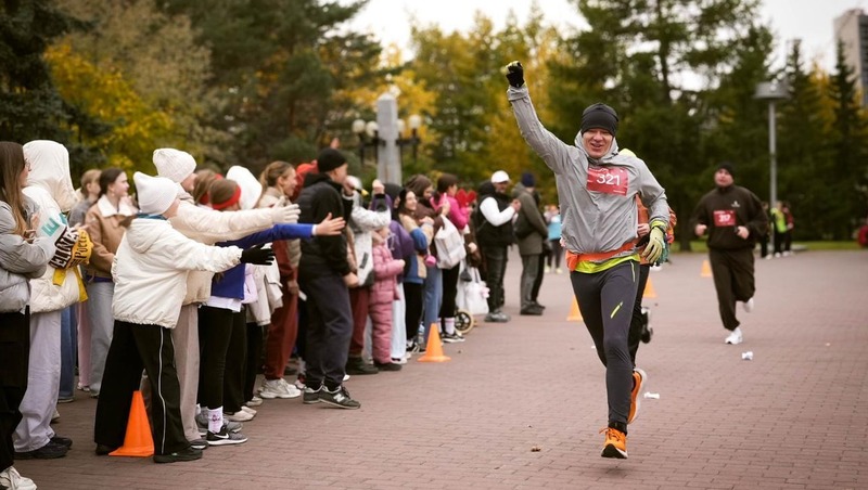 Кольцевой забег с 3 дистанциями прошёл на Алом поле в Челябинске