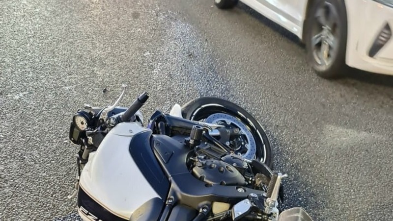 Мотоцикл и легковушка столкнулись на Московском проспекте