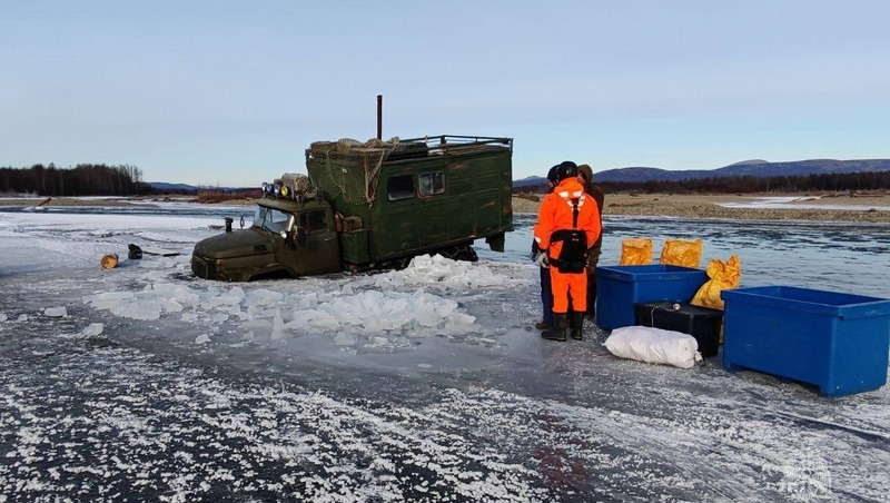 Спасатели МЧС эвакуировали вертолетом 2 рыбаков и собаку из тайги в Магаданской области