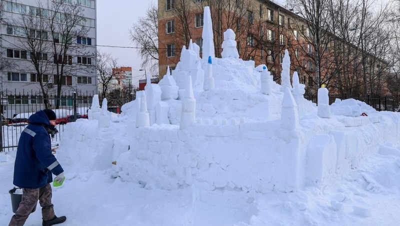 Снежный замок возводят на Дачном проспекте в Петербурге