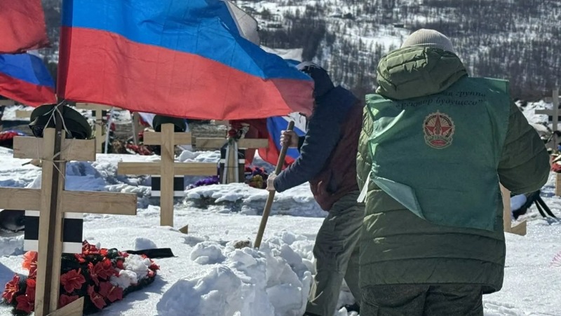 Магаданцы расчистили от снега Аллею павших героев СВО