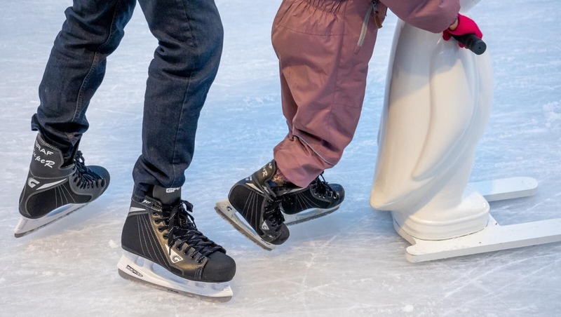 Бесплатный новогодний каток на Манежной площади открыли в Петербурге