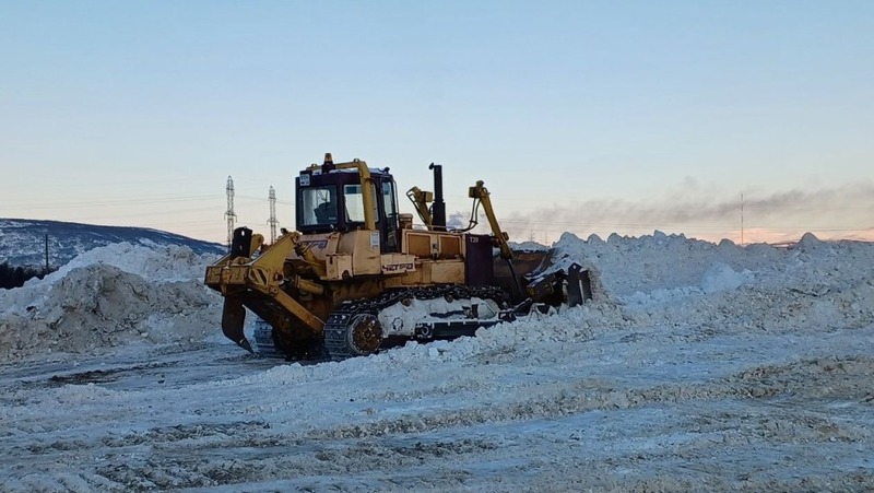 Более 1500 кубометров снега ежедневно вывозят городские службы с улиц Магадана