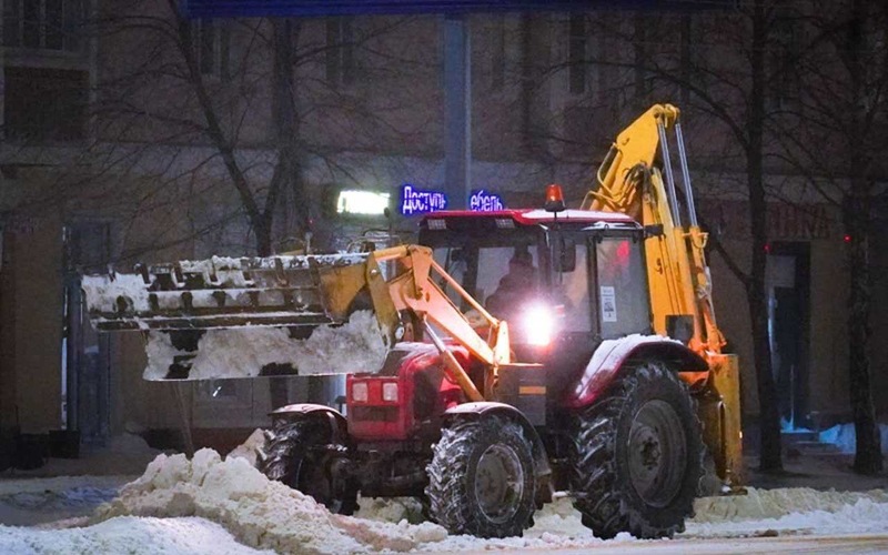 За ночь 850 кубометров наледи и снега вывезли с улиц и дворов Воронежа