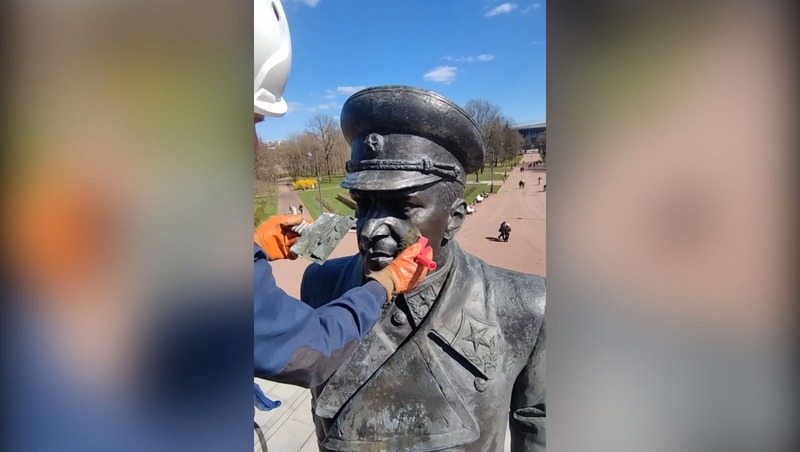 К 80-летию Победы в Петербурге обновили памятники героям