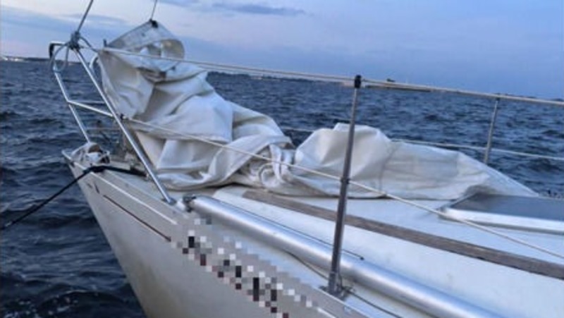 Яхта села на мель во время прогулки в Финском заливе