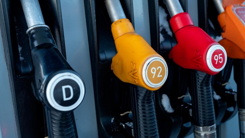 Александр Беглов подписал запрет на продажу топлива несовершеннолетним