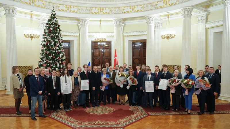 Победителей международных школьных олимпиад наградили в Мариинском дворце в Петербурге