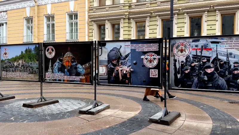 Уличная фотовыставка к 10-летию Росгвардии открылась на Большой Морской в Петербурге