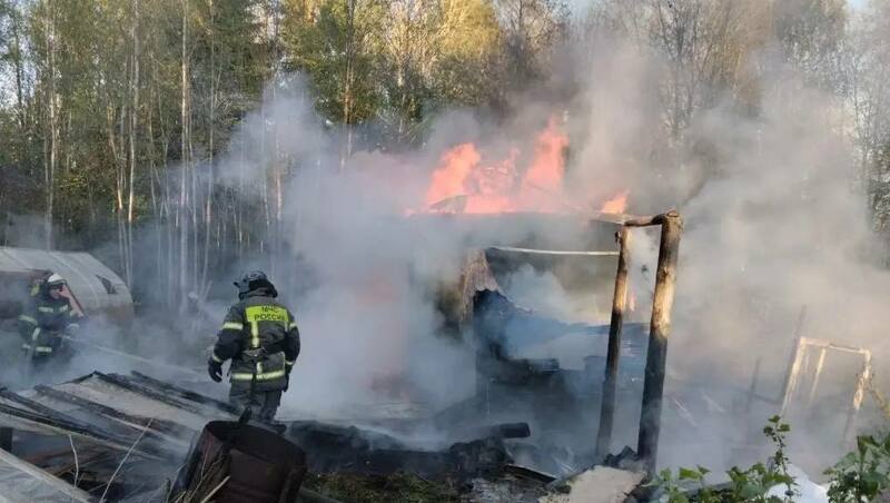 В Сланцах пожарные спасли мужчину из горящей квартиры 