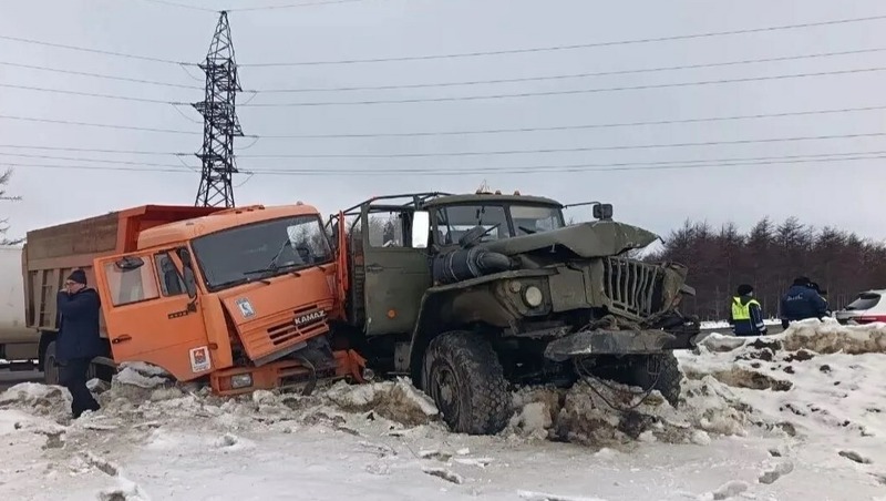 Два грузовика столкнулись в Магадане