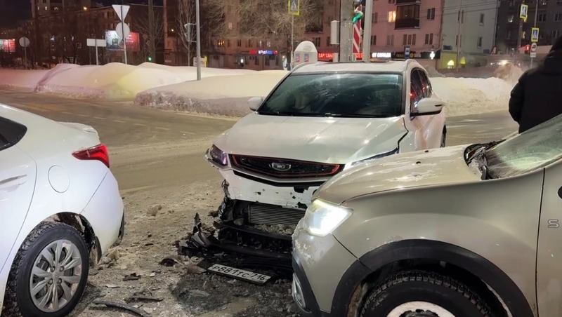 3 машины столкнулись на ул. Восстания в Казани