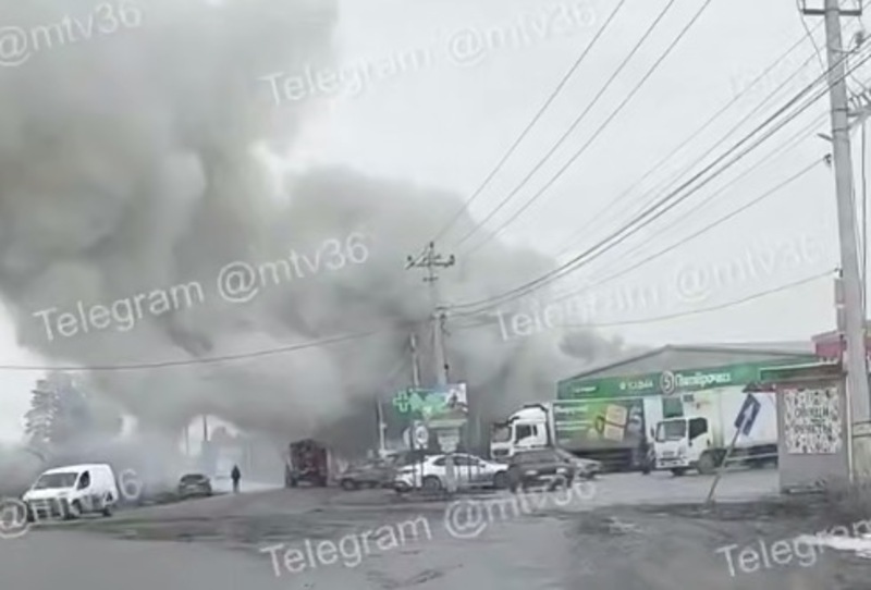 Огонь уничтожил магазин у трассы под Воронежем