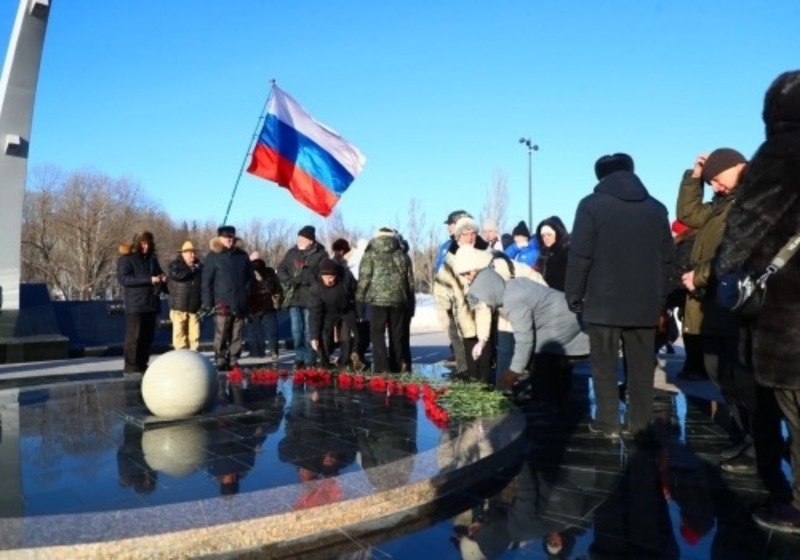 Омские ветераны и молодёжь возложили цветы к мемориалу воинам-интернационалистам