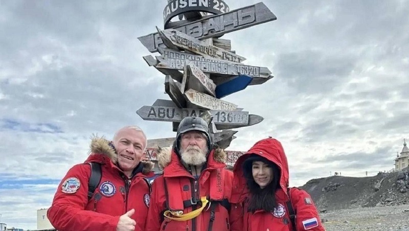 Путешественник Фёдор Конюхов установил на Южном полюсе табличку-указатель до Рязани