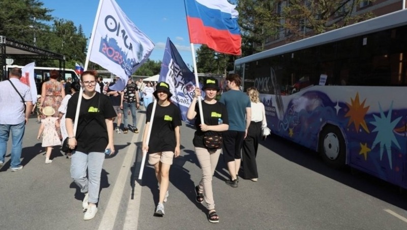 Хоценко и Артемов поздравили омичей с Днем молодежи