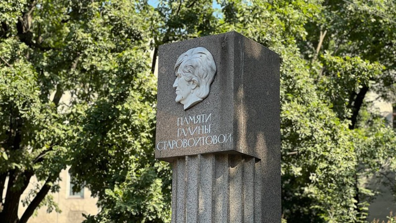 Благоустройство сквера Галины Старовойтовой началось в Петербурге