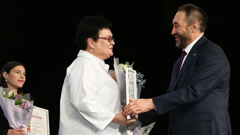 Алексей Песошин наградил победительниц республиканского конкурса «Женщина года»