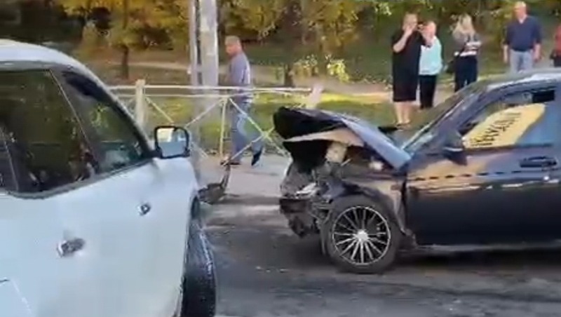 4 пассажира пострадали при столкновении «Ниссана» и «ВАЗа» в Казани