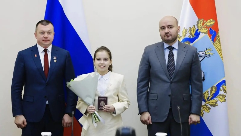 Федорищев торжественно вручил паспорта 14 юным представителям активной молодёжи