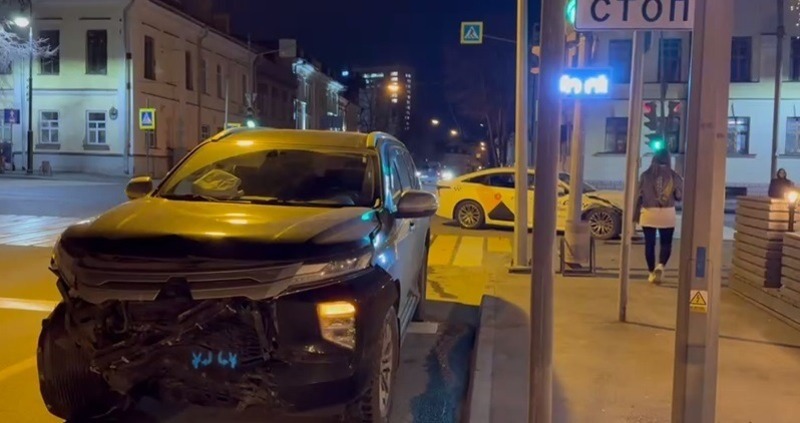 В центре Казани столкнулись два автомобиля, пострадал пассажир такси