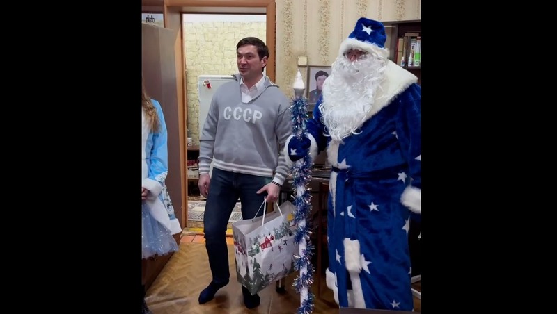 Мэр Лошкин исполнил новогодние мечты 3-х южноуральских детей в рамках акции «Ёлка желаний»