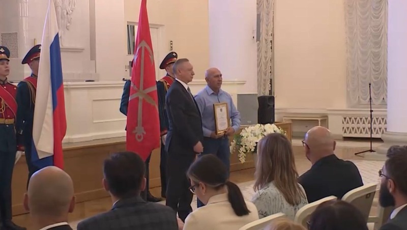 Беглов наградил лучших работников дорожной отрасли в Смольном