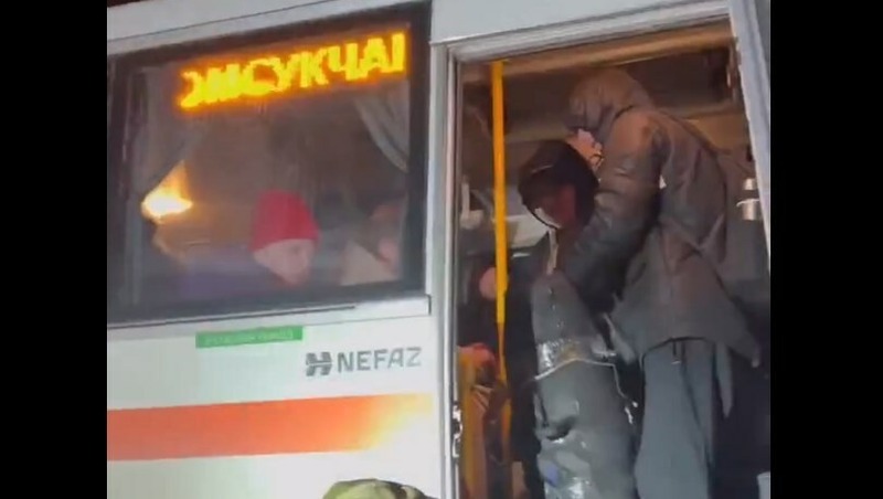 Пассажиров маршрутного такси спасли из снежного плена на автодороге в Омсукчан