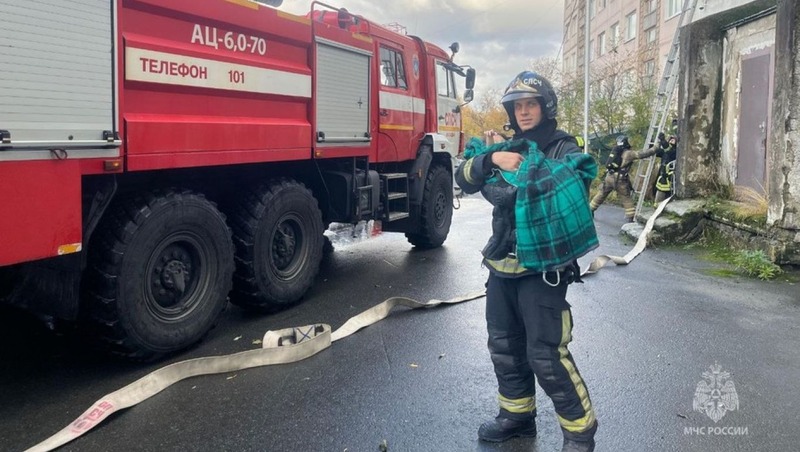 Пожарные спасли младенца из задымленной квартиры в Магадане