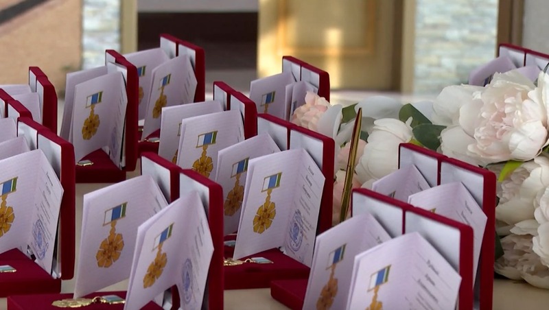 12 супружеских пар Свердловской области наградили знаком «Совет да любовь»