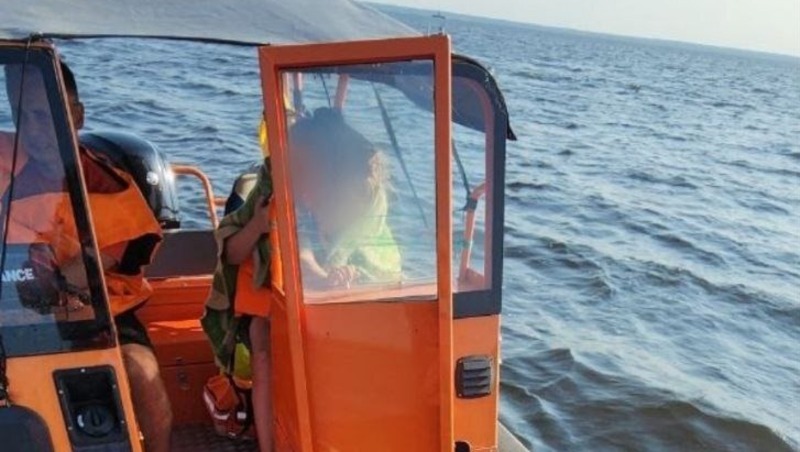 Спасатели помогли унесённым на сапе в залив матери и ребенку в Петербурге