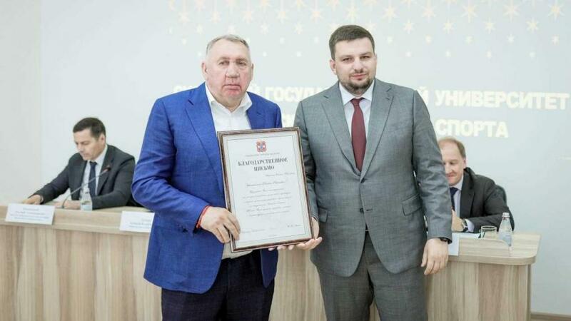 Легендарный омский хоккеист получил благодарственное письмо губернатора