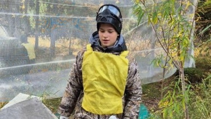 а горнолыжном комплексе «Снегорка» состоялся третий ежегодный турнир по пейнтболу памяти Александра Голованёва, погибшего в зоне специальной военной операции. В соревнованиях приняли участие 10 команд, а главной целью организаторов стала поддержка ветеранов и память о павших магаданских бойцах.