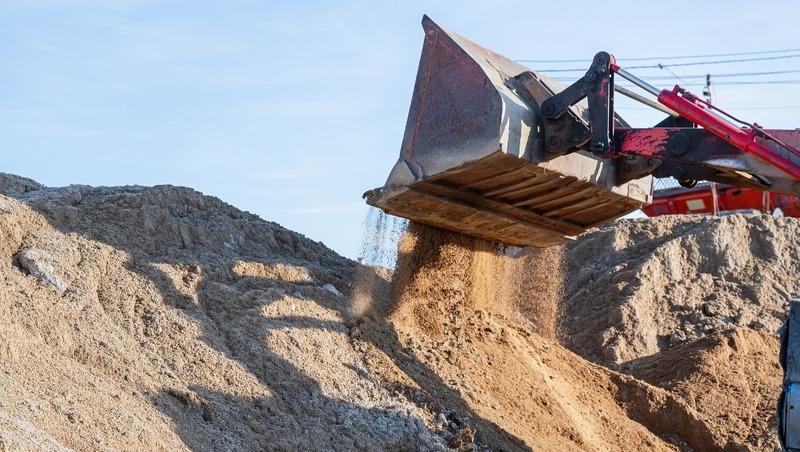 1000 тонн пескосоляной смеси готовят к зимнему сезону в Магадане