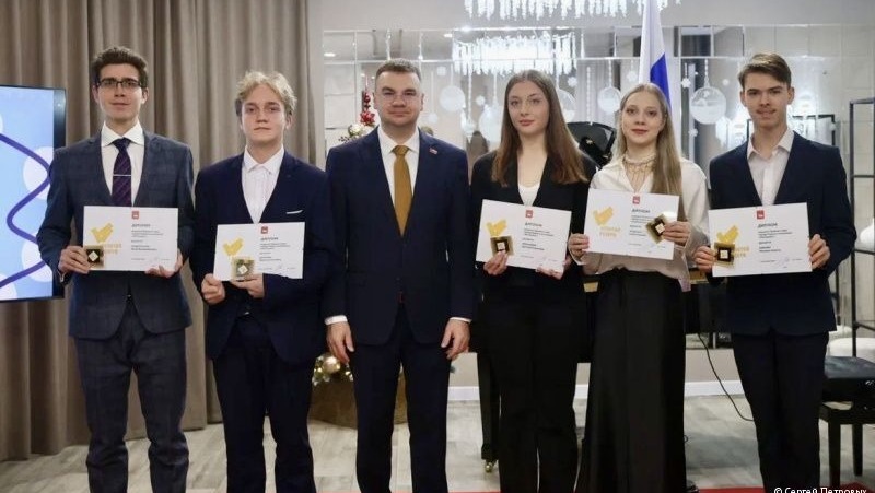 Глава города Соснин наградил 60 лучших учеников в Перми