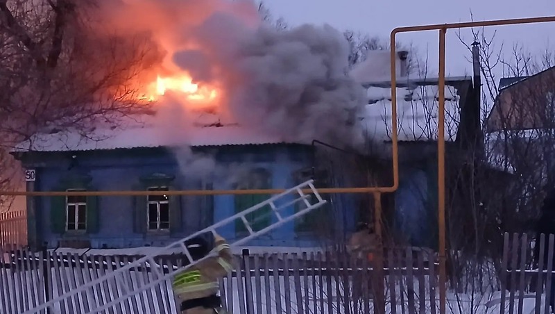 Человек погиб при пожаре в заброшенном доме в Самарской области