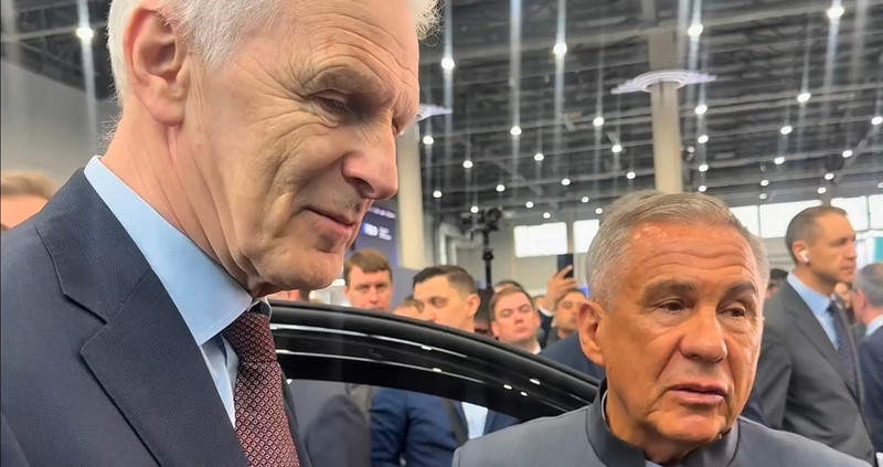 Минниханов продемонстрировал электромобиль «Атом» на форуме в Казани