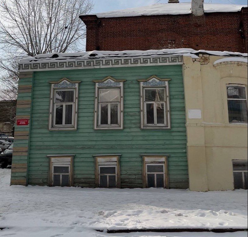 В центре Старо-Татарской Слободы у особняка XIX века провалилась крыша