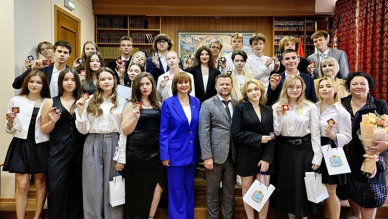 Более 1 100 выпускников получили медали «За особые успехи в учении» в Самаре