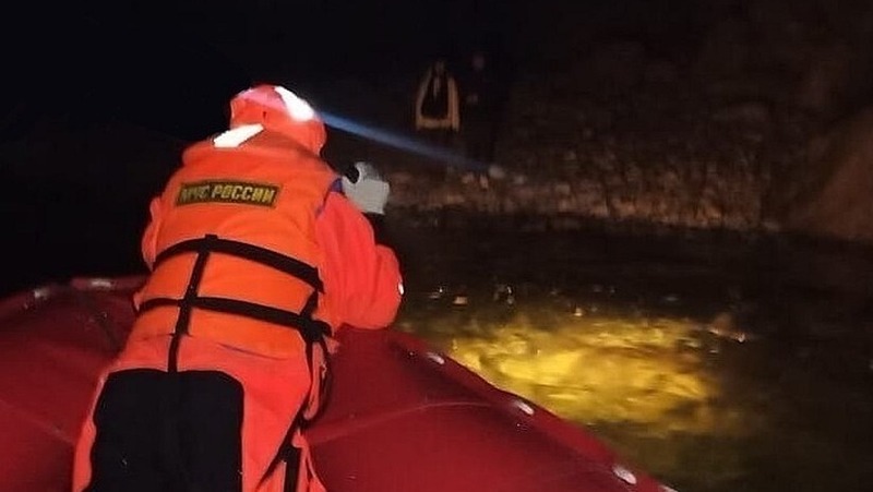 Пару туристов спасли от прилива возле Магадана