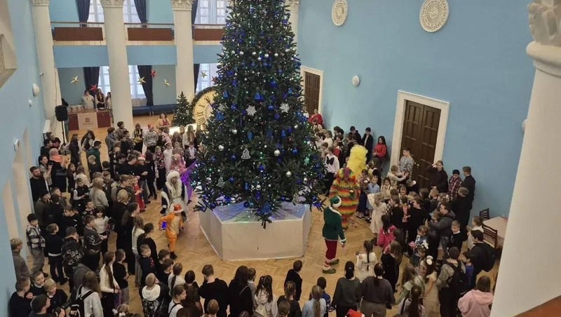 Новогоднюю губернаторскую ёлку провели в обновлённом Доме культуры в Сланцах