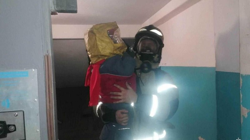 В Омске жители потушили пожар в подъезде до приезда МЧС