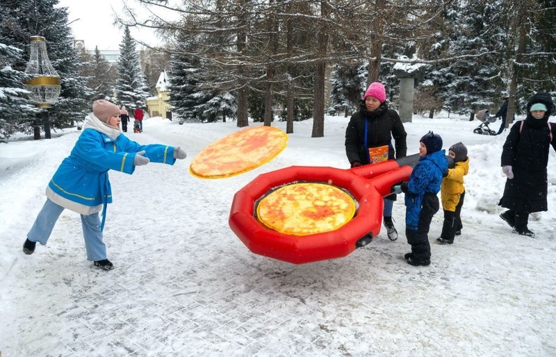Челябинцы отметили Масленицу метанием блинов