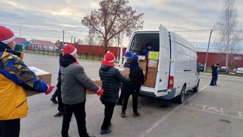 Более 1 тыс. праздничных наборов отправили студенты Елабуги детям ЛНР