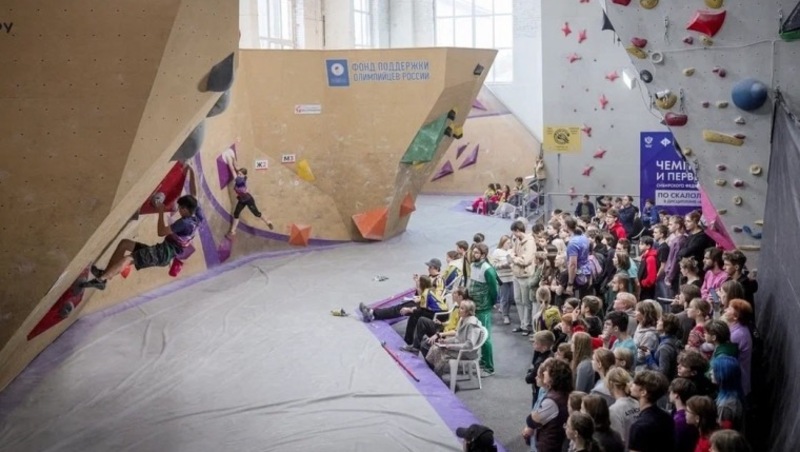 Омичка Карина Муратова стала чемпионкой Сибири по скалолазанию
