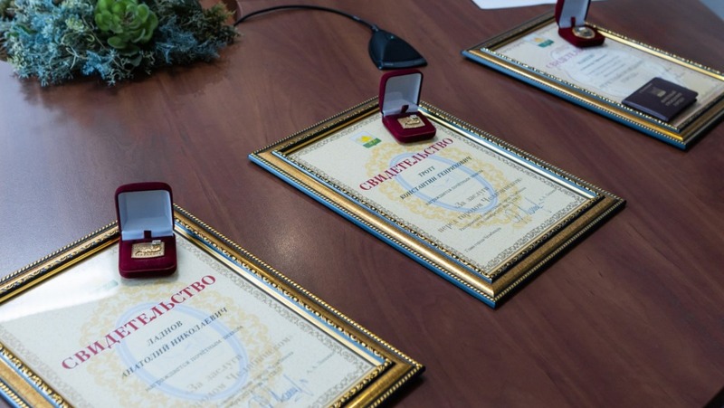 Лошкин вручил 2 жителям почётный знак «За заслуги перед городом Челябинском»