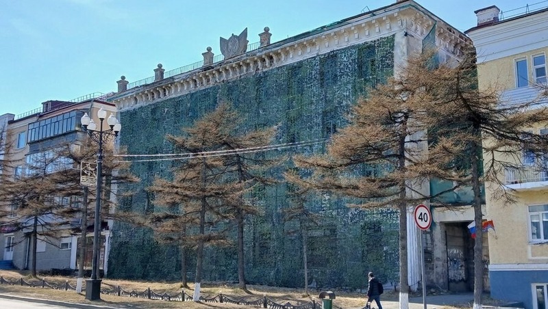 За 100 тыс. руб. готовятся продать историческую сталинку в центре Магадана