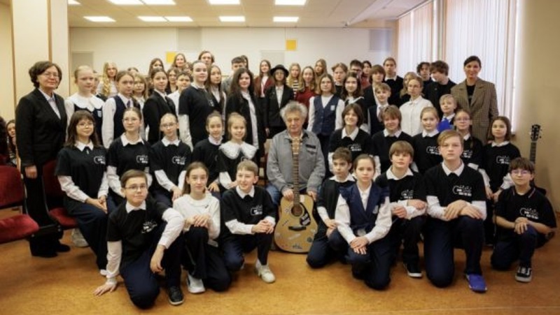 Легенды уральского рока подарили своим школам сертификаты на муз. оборудование