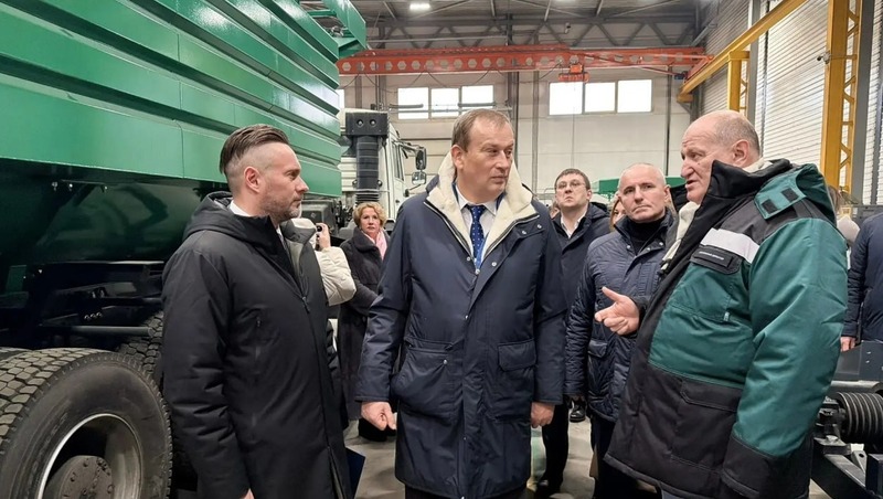 Дрозденко поручил рассмотреть закупку новой спецтехники для Ленобласти